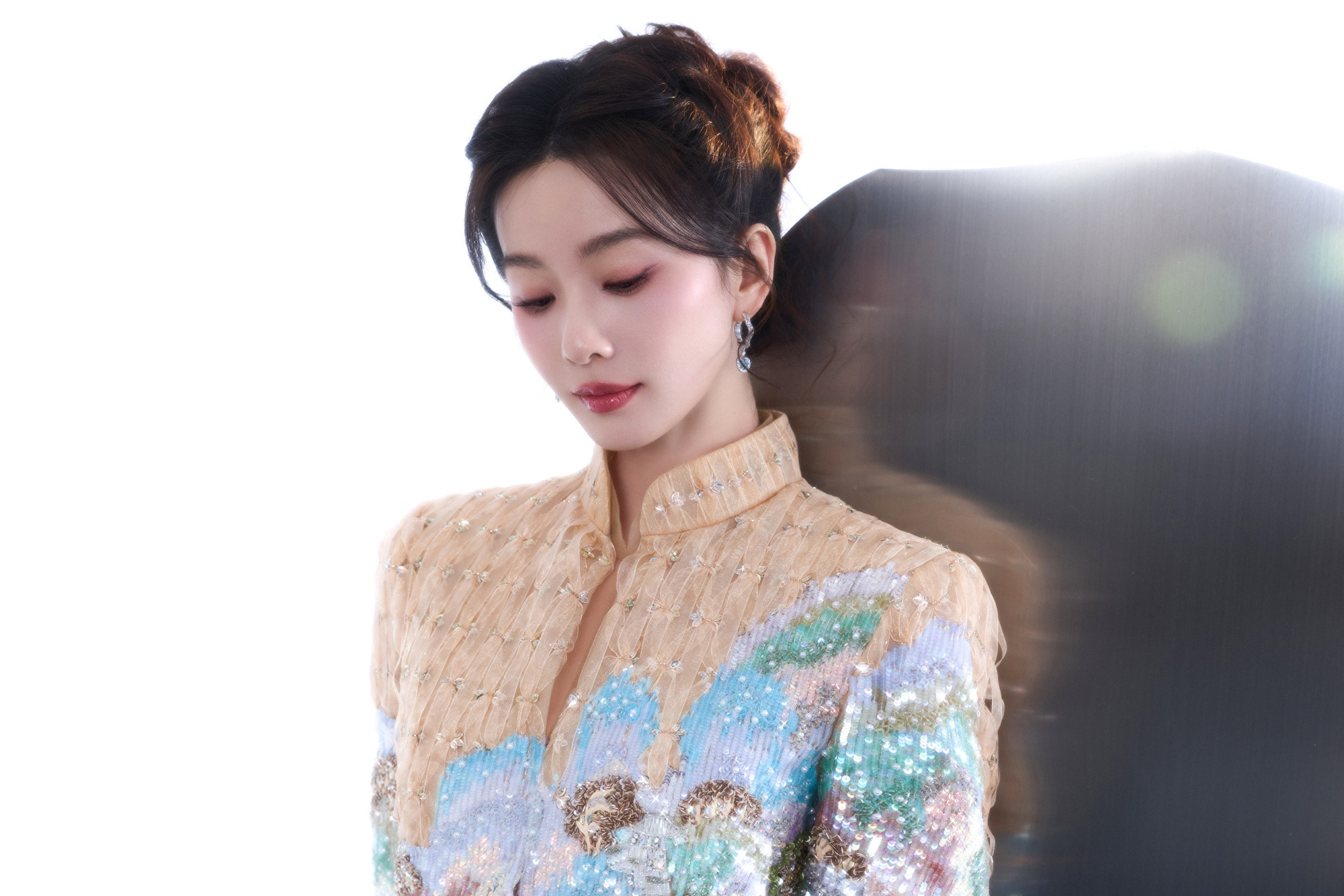 刘诗诗身着MESSENTIAL水晶珠饰亮片刺绣新中式裙装拍摄一组新春大片，Qe