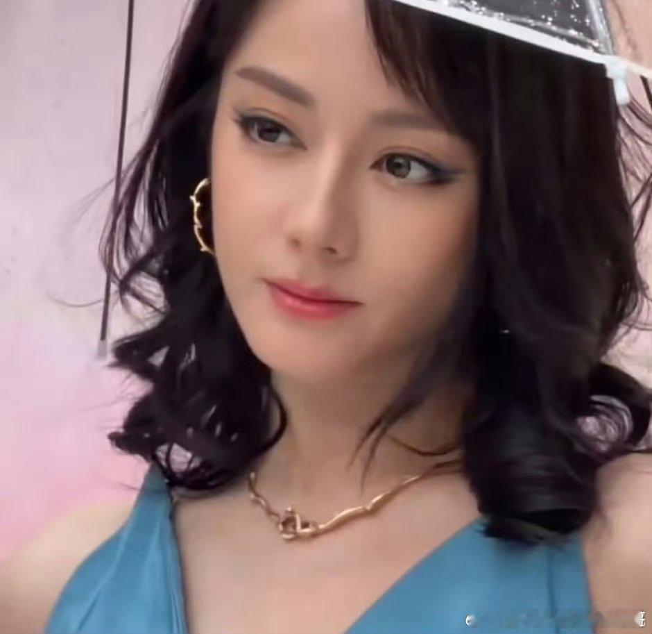 其实热巴今天造型挺好的，除了头发我不太喜欢，妆容和衣服还是可以的