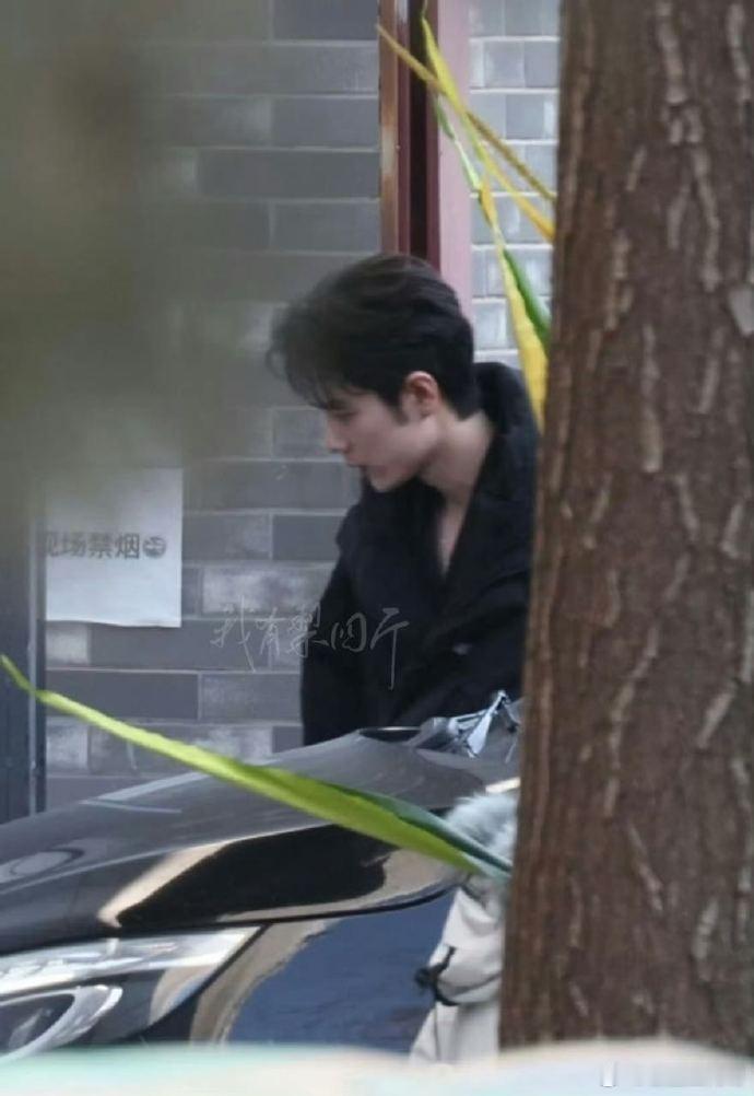 肖战网络视听上班路透，这清晰的下颚线