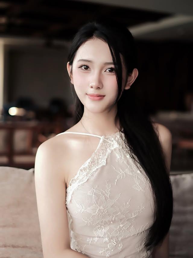 温柔甜美的少女，蕾丝连衣裙，微笑动人。