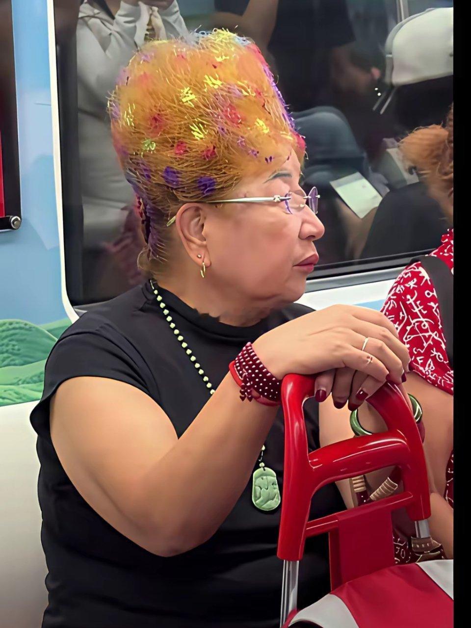 现在的大妈生活水准真的不一般，穿戴时尚​​​