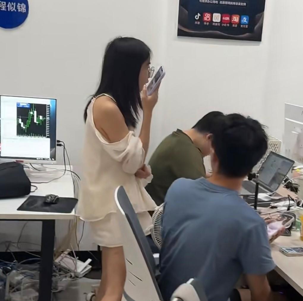 公司招了个00后运营，入职也就是一周多的时间，刚好赶上最近活比较多，部门领导临下