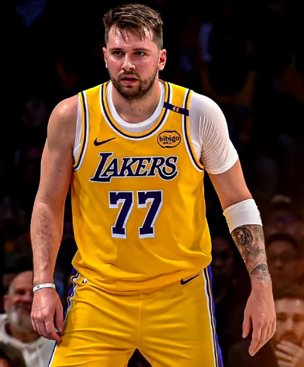 东契奇到底适配什么阵容首先我们要说，东契奇是一个优缺点都非常明显的球员，长板非