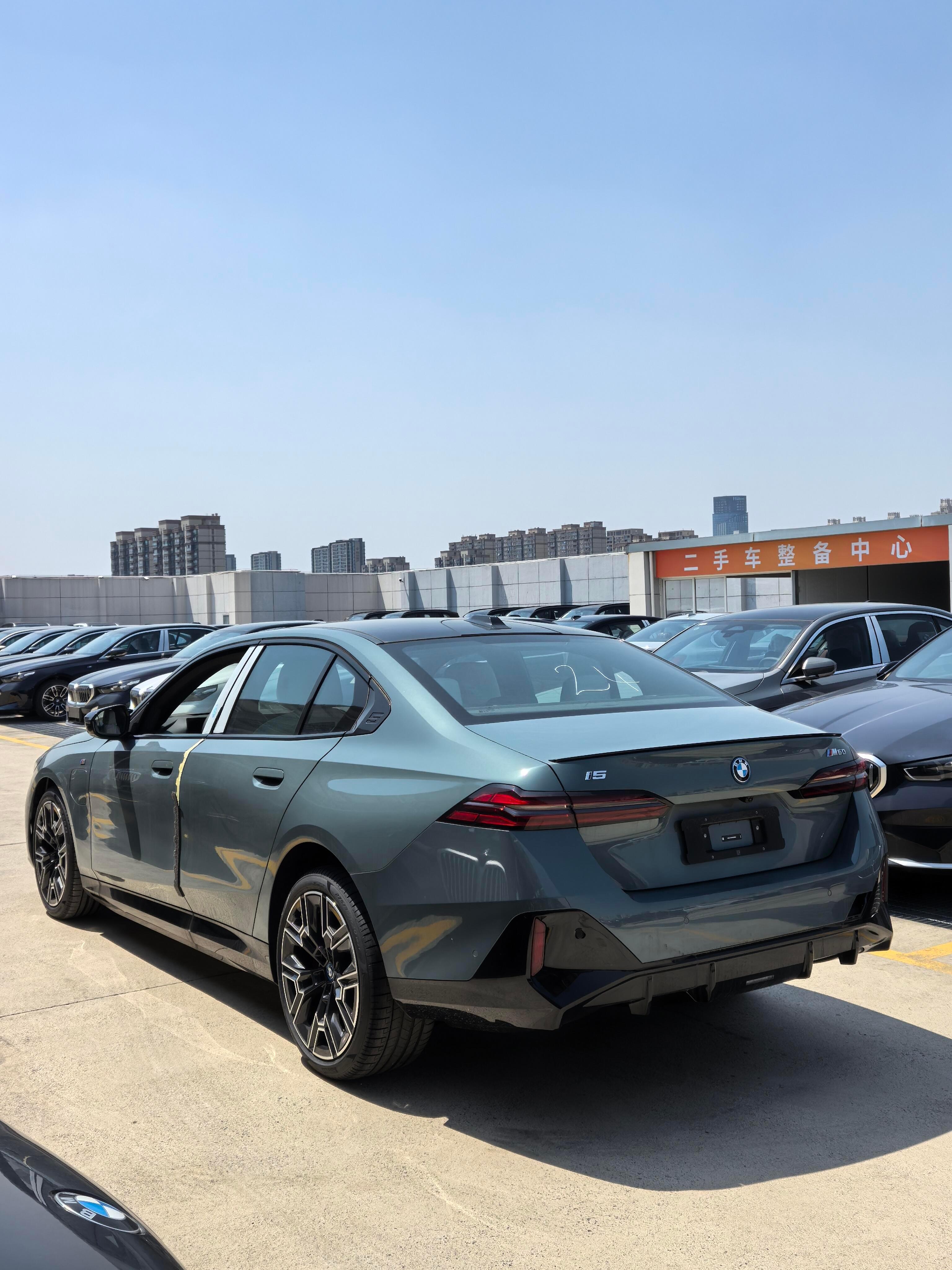 i5M60到店一台约克角绿外观白色内饰指导价63.99优惠34个点63.99*