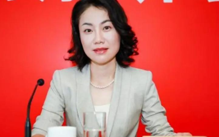 被称为“天价”的女秘书，年薪高达八百多万，年终奖还有将近一千万，如今年近半百，却