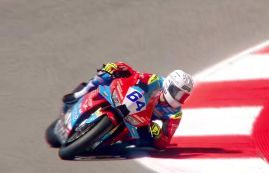 张雪机车夺冠后麻烦来了，张雪本人因为禁止新手购买820RR摩托，被用户投诉到市场