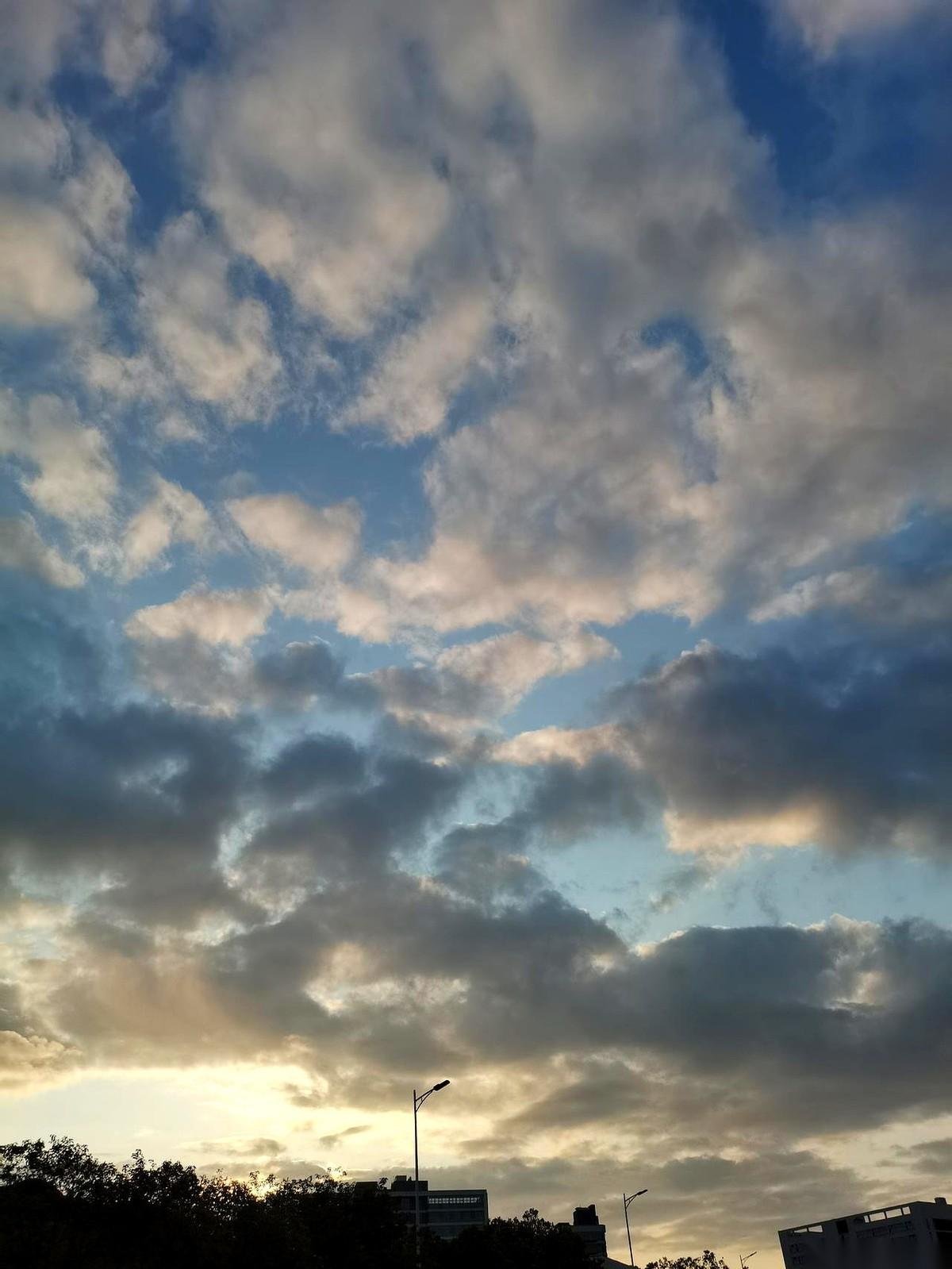 真正想把你生吞活剥的，从来都不是你老板。是坐在你隔壁，跟你嘻嘻哈哈，中午还一块