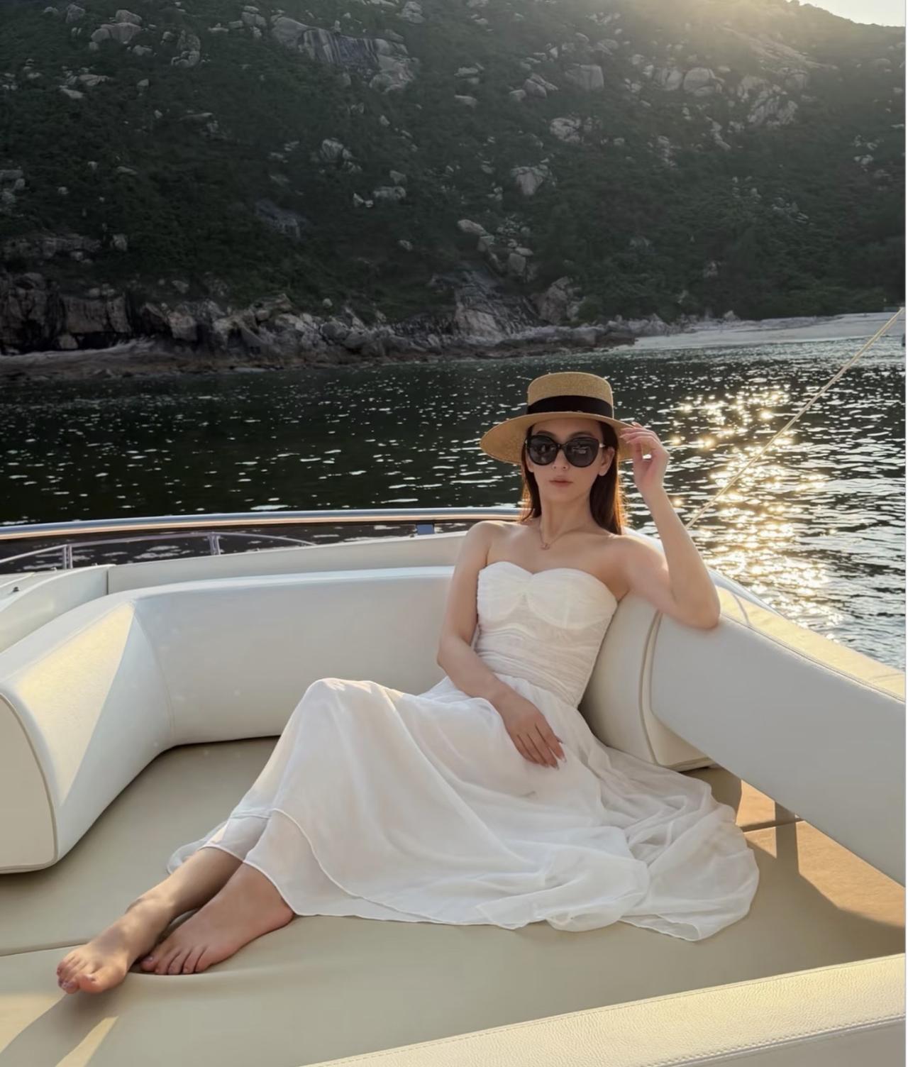 天王嫂方媛晒生活照，郭富城带俩女儿划皮划艇，父女互动好恩爱，她在岸边拍美照很惬意