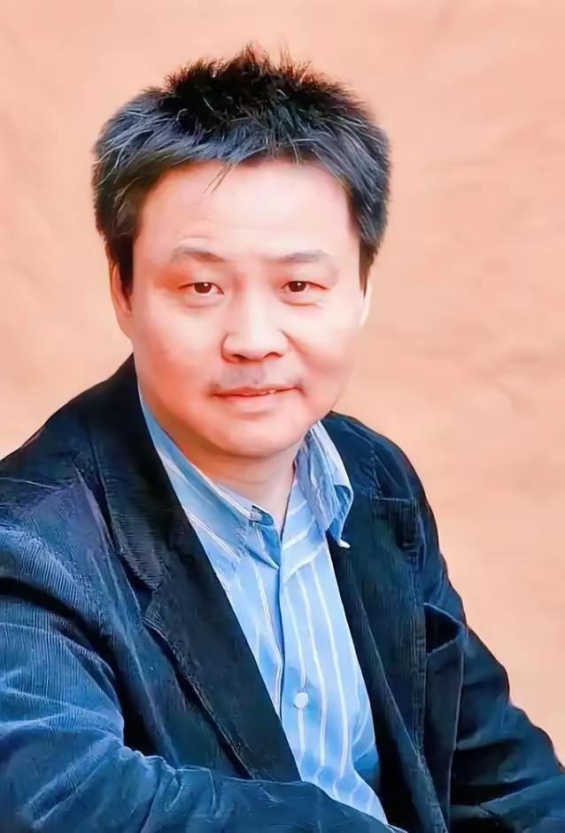 余华说：“低层次的家庭里，人的脑子里装的大部分是犟，在沟通上存在双重障碍，常常因