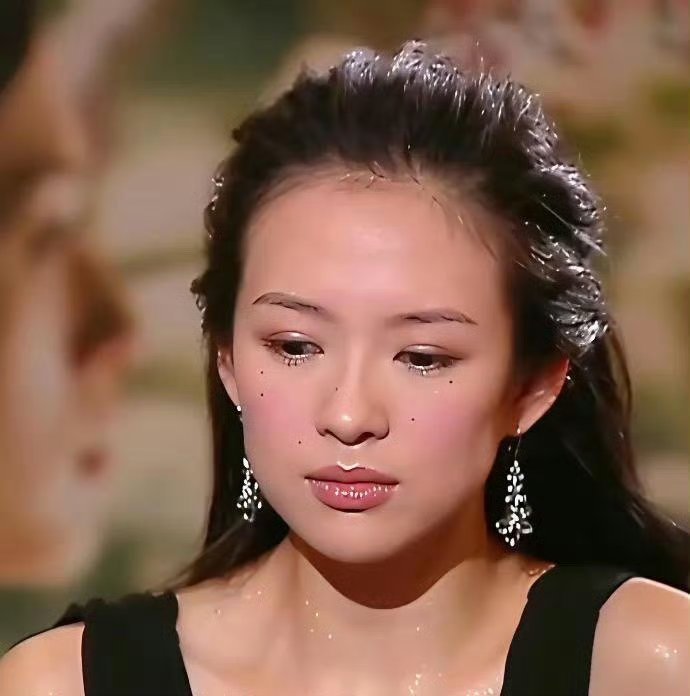 章子怡的脸20年前的妆造放在今天看也很惊艳​​​