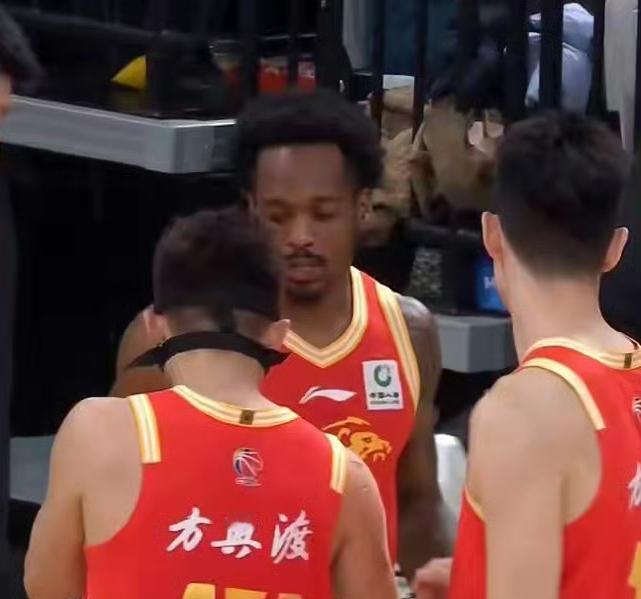 6连胜！广厦90-75轻取青岛，这三位球员是赢球功臣！1.卡尔顿：内线大