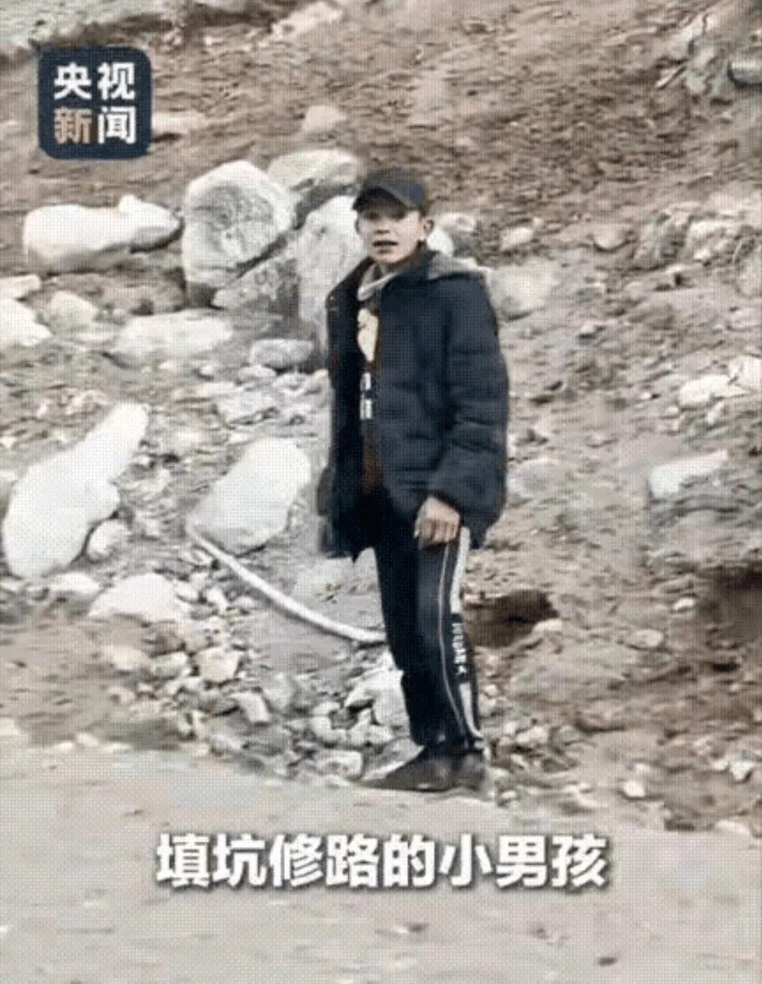 火到央视新闻了！新疆，男子开车经过4500米的高山时在路上碰到了一个小男孩独自在