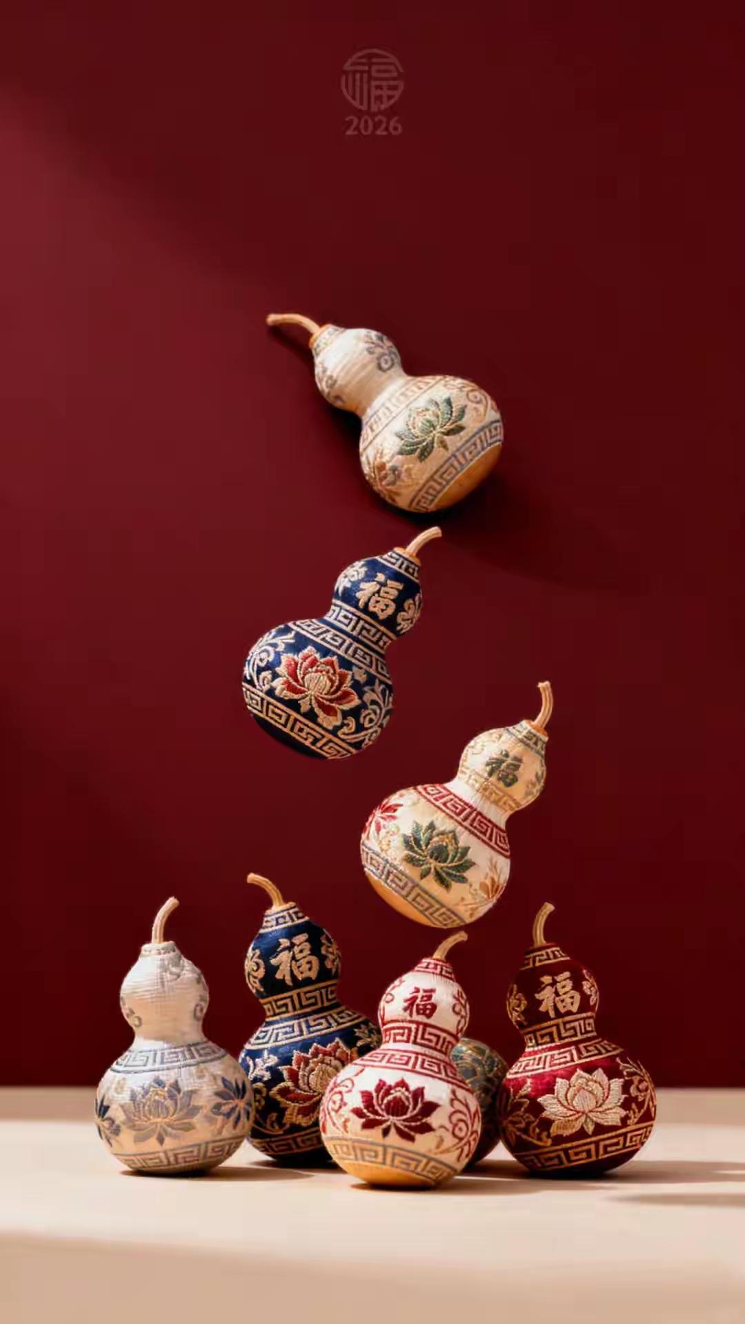 手机壁纸～方寸间纳尽东方祥瑞，红韵里盛满马年祈愿。葫芦承福禄，莲花映安康，鎏金纹