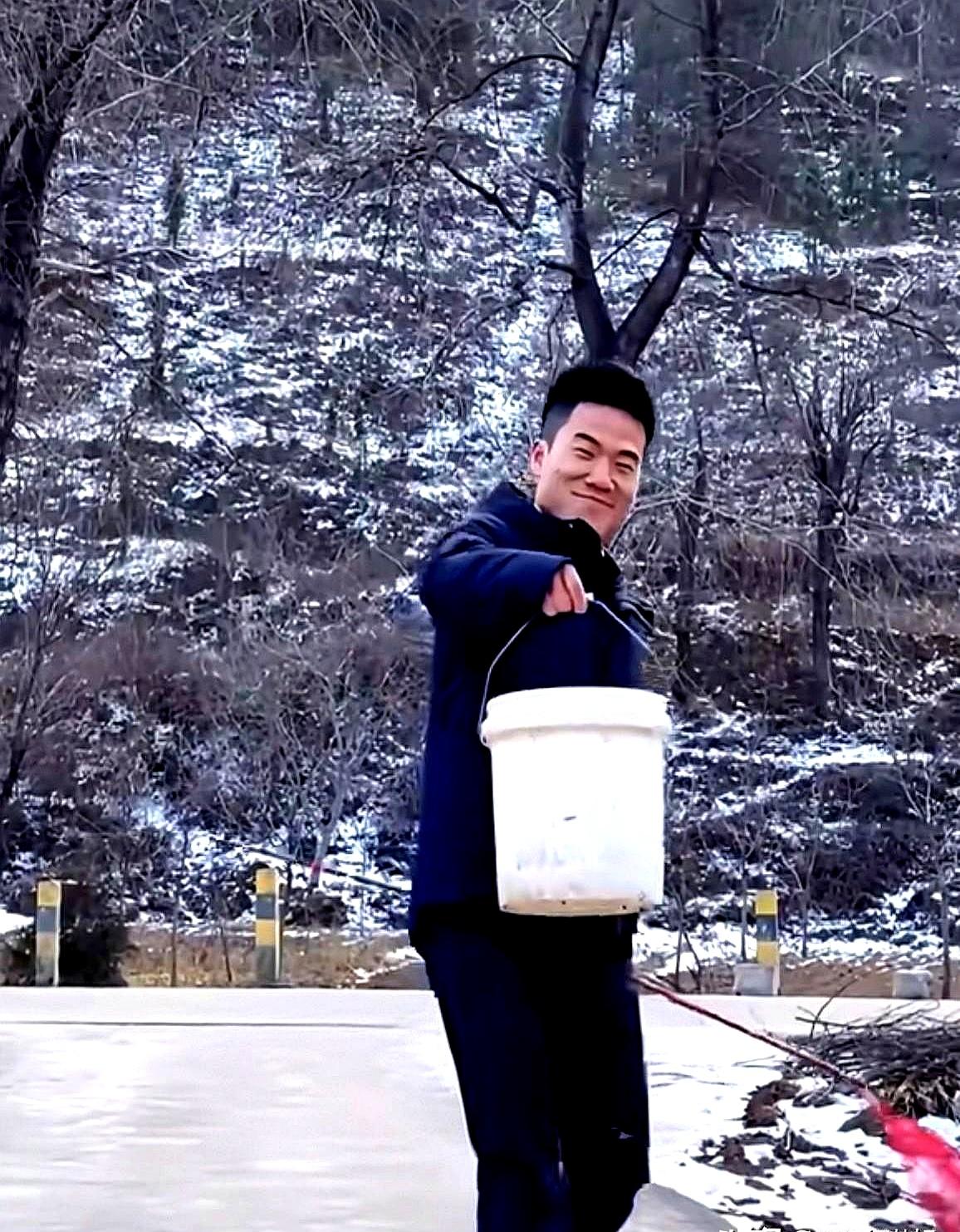 春节停播7天损失千万董宇辉宣布与辉同行春节不排班，全员回家。去年