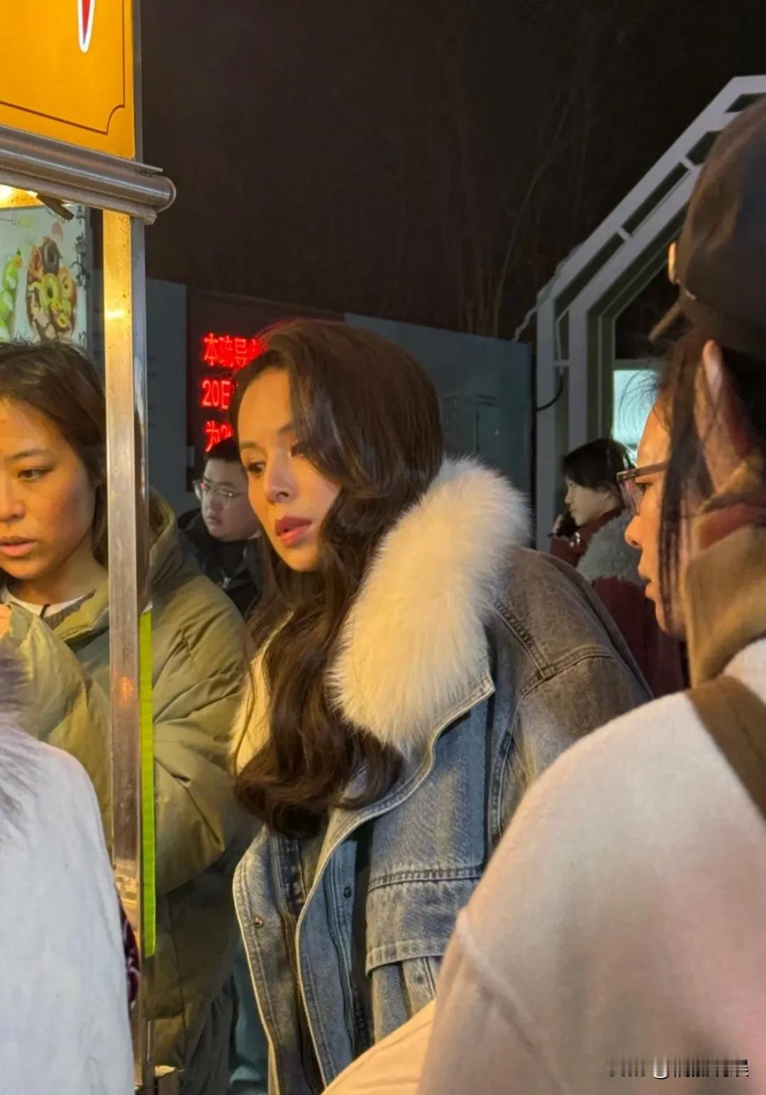 李若彤这才是保养的天花板吧！60岁的她，现身苏州一夜市买夜宵，穿着一件带毛领牛