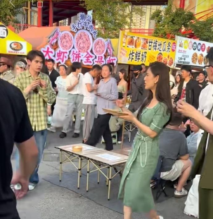 今天黄圣依现身北京月亮河小镇，她这次搭配了一件绿色的裙子，整个人显得好年轻。黄