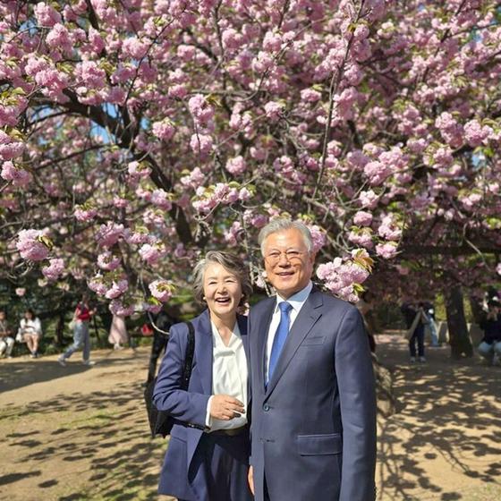 文在寅被控受贿仍保持从容：“亲爱的，不必担心”——与金正淑合影释安心因涉嫌受