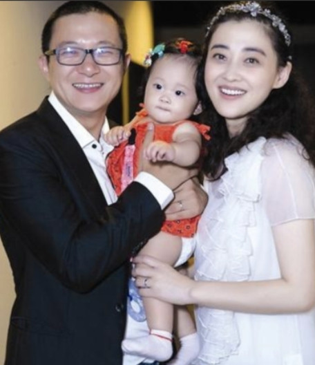 当年，梅婷生孩子时羊水栓塞，生命垂危，医生问家属：“救大人还是救孩子？”关键时刻