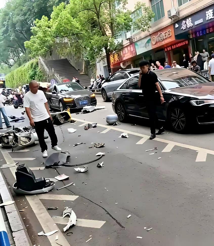 重庆奔驰失控冲进人群，行车记录仪拍下揪心一幕谁也没想到平静路口的红灯等候区
