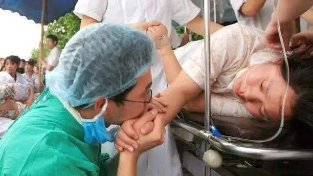 “都生完了,你掏什么掏”,丈夫质问男医生,随后连连道歉