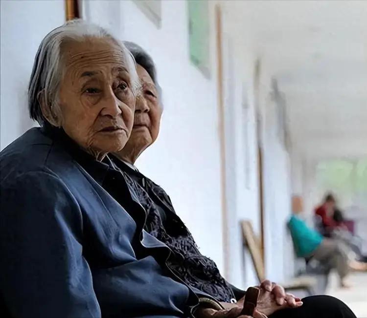 一位社会学家讲过这么句话："你只要去伺候一个吃喝拉撒都没法自己搞定的老人，不用多