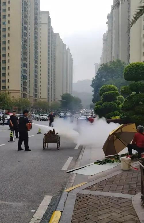 广东，一物业屡次劝离在小区会所门前摆摊卖菜的老人，但老人根本不听劝。无奈之下，几