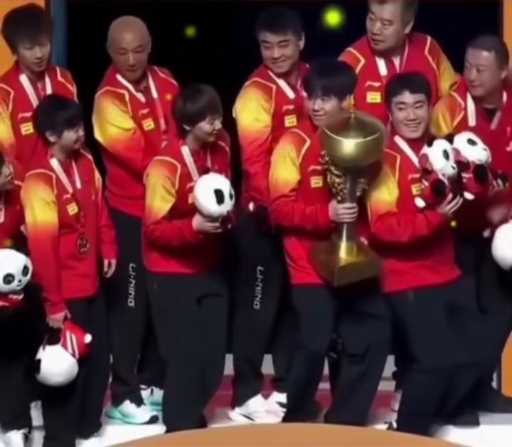 看看孙颖莎这团宠待遇哈！集体合影的时候，孙颖莎一句“太高了”，好家伙，所有人