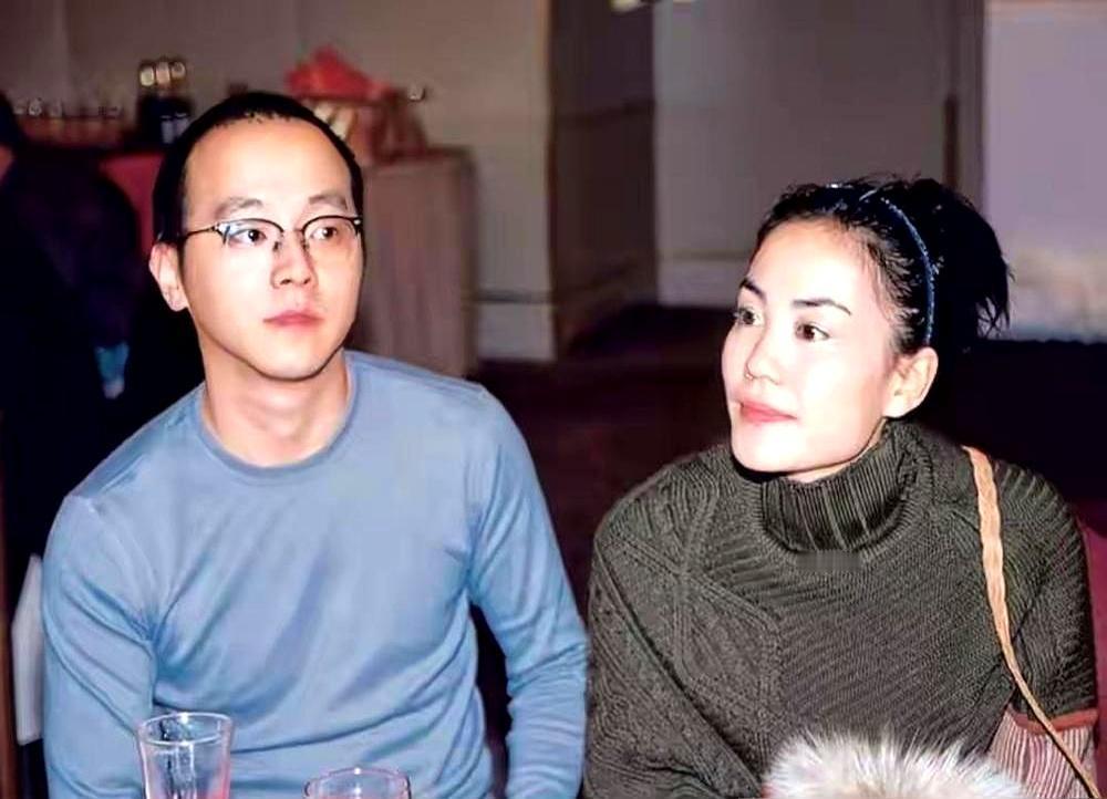 7000万的公司股份，王菲一半的身家，窦唯离婚的时候说不要就不要了。就为了