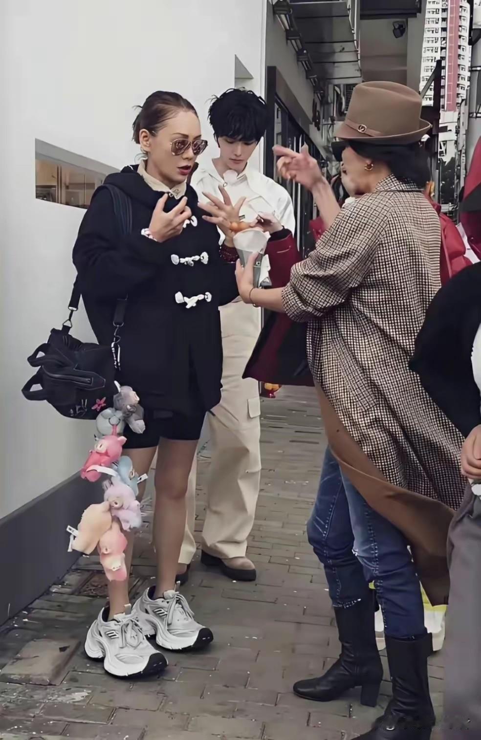 宁静这鞋真的好大，宁静的包好多娃娃。宁静真的很有少女心啊！宁静年轻时候给人大女