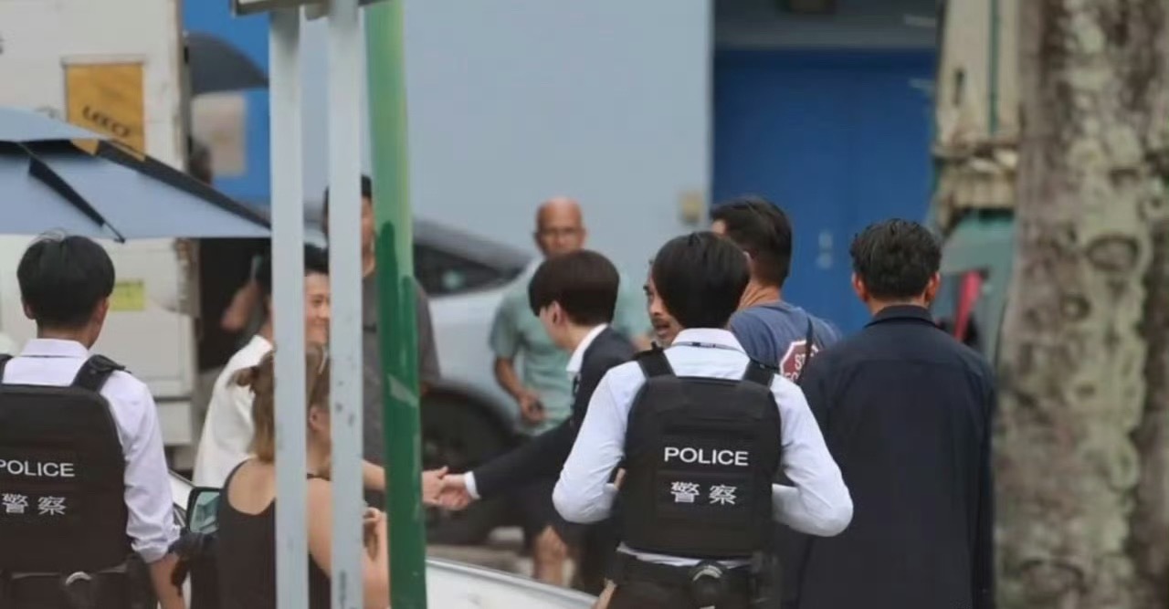 谁在pf我e这大长腿？恶意曲解成这样本身就是一件很普通的事，在压腿前还和