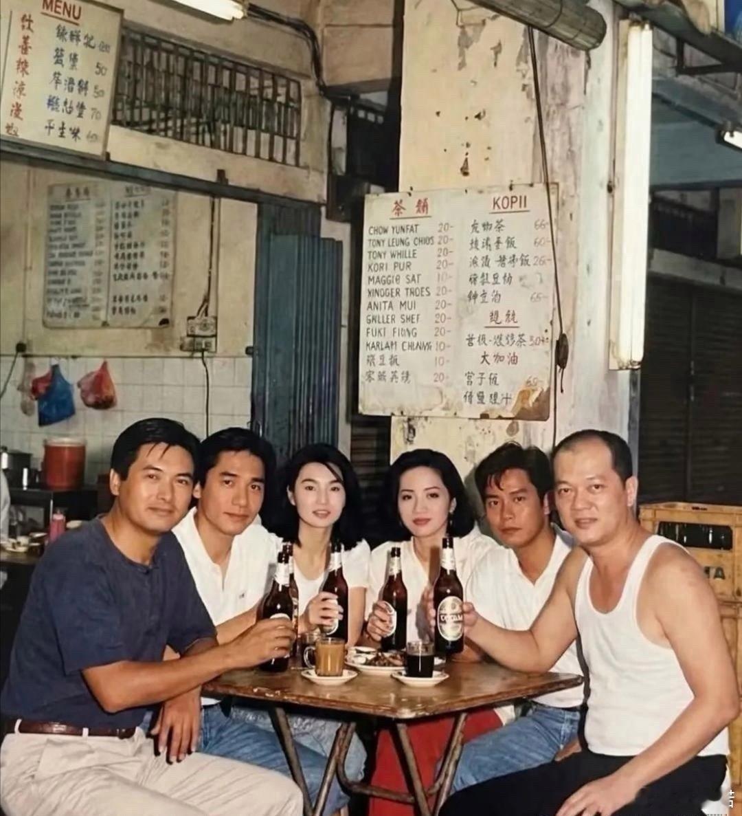 九十年代，周润发、梁朝伟、张曼玉、梅艳芳等人在香港一小饭馆拍的合照，那段日子真是鼎盛时光啊​