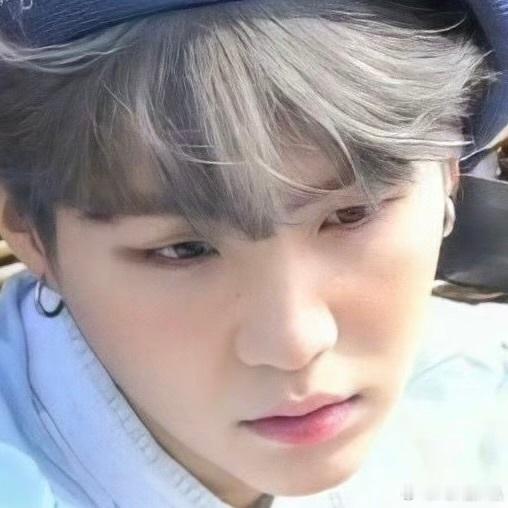 其实李知勋某些角度还是挺好看的