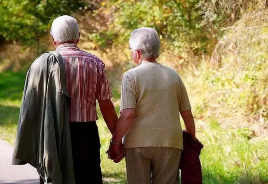 73岁丁克大爷住养老院半年就幡然醒悟，一句忠告戳醒无数年轻人：孩子从来不是养老的