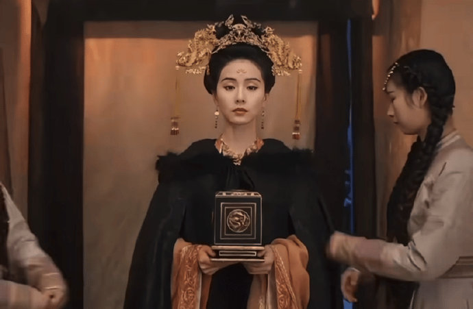 不怪大家说她端，她现在确实很端，脖子和肩膀好僵硬啊🙊​​​​