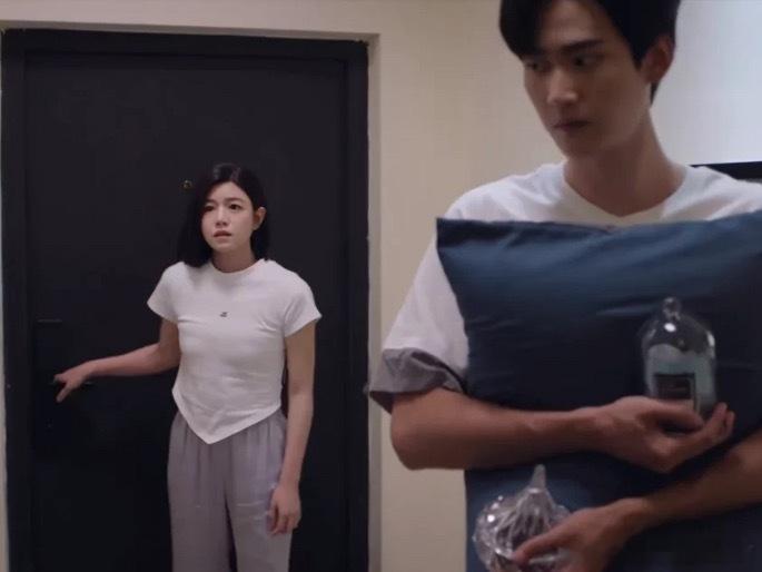 岑矜这衣服压胸啊女主衣服咋回事啊，是衣服不对还是内衣不对啊，看的尴尬！女主明明不