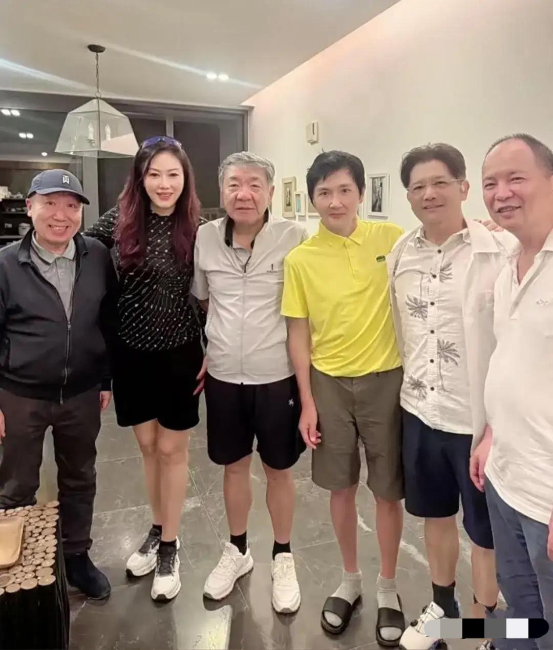 我的天呐！这还是孙楠吗？穿黄上衣的孙楠在朋友里显得好突出，突出之处在于，他已经