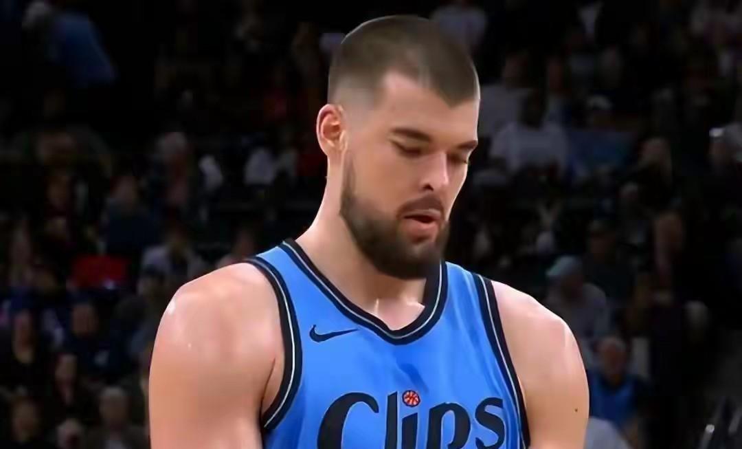 哈登带病，快船四连败后变阵，誓在对阵老鹰时改写颓势。这可不是常规比赛，背后其实藏