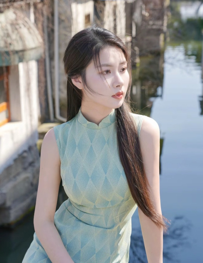 远看山有色，近听水无声