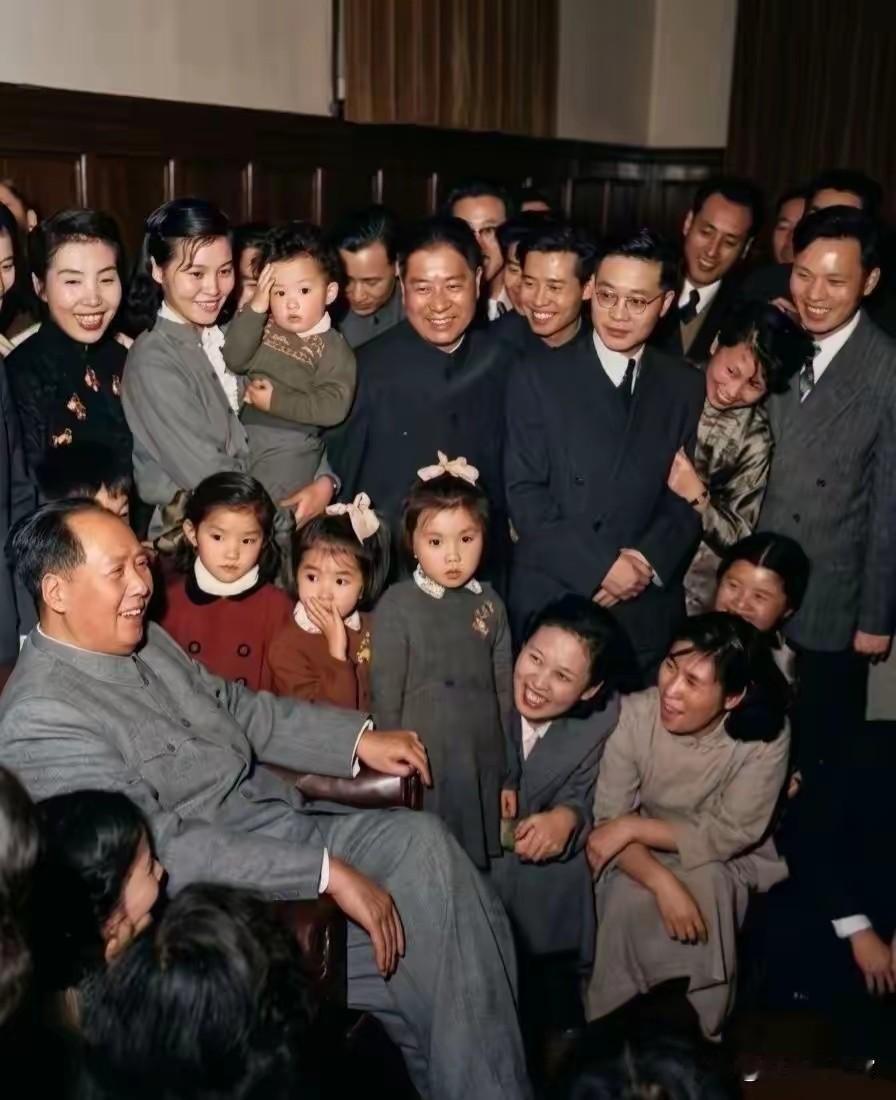 一张老照片拍摄于1953年第二次全国文代会期间，记录毛泽东主席在怀仁堂亲切接见文