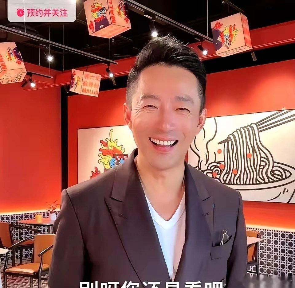 笑死我了，汪小菲被粉丝一句话就给拿捏了。人家粉丝说，看你直播吧，老跟你妈吵，我们