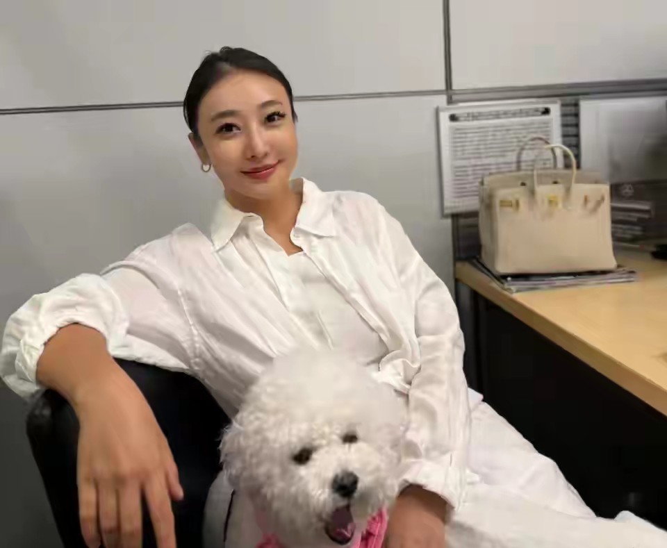 演员姜尘远在美国却为黄杨钿甜的耳环争议挺身而出，直言网友质疑是网络暴力，还把矛头