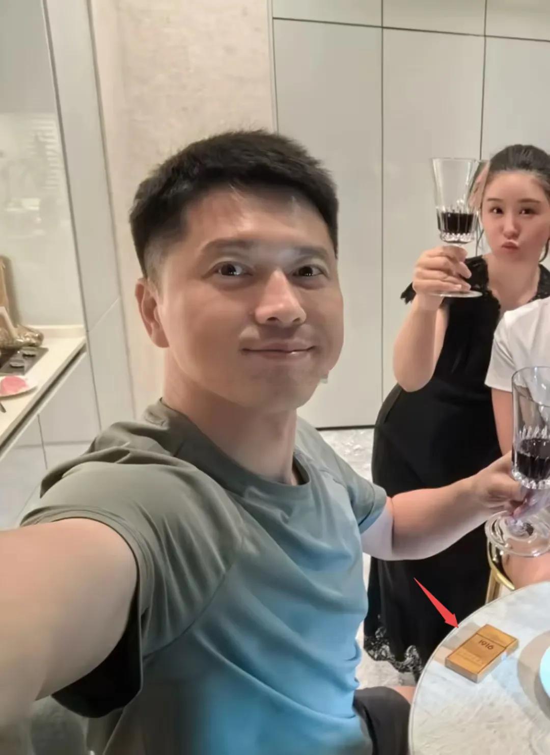 李小萌夫妇在家为闺蜜庆生,三人小聚饮红酒,王雷抽烟闲谈,简单三道菜透着随性……