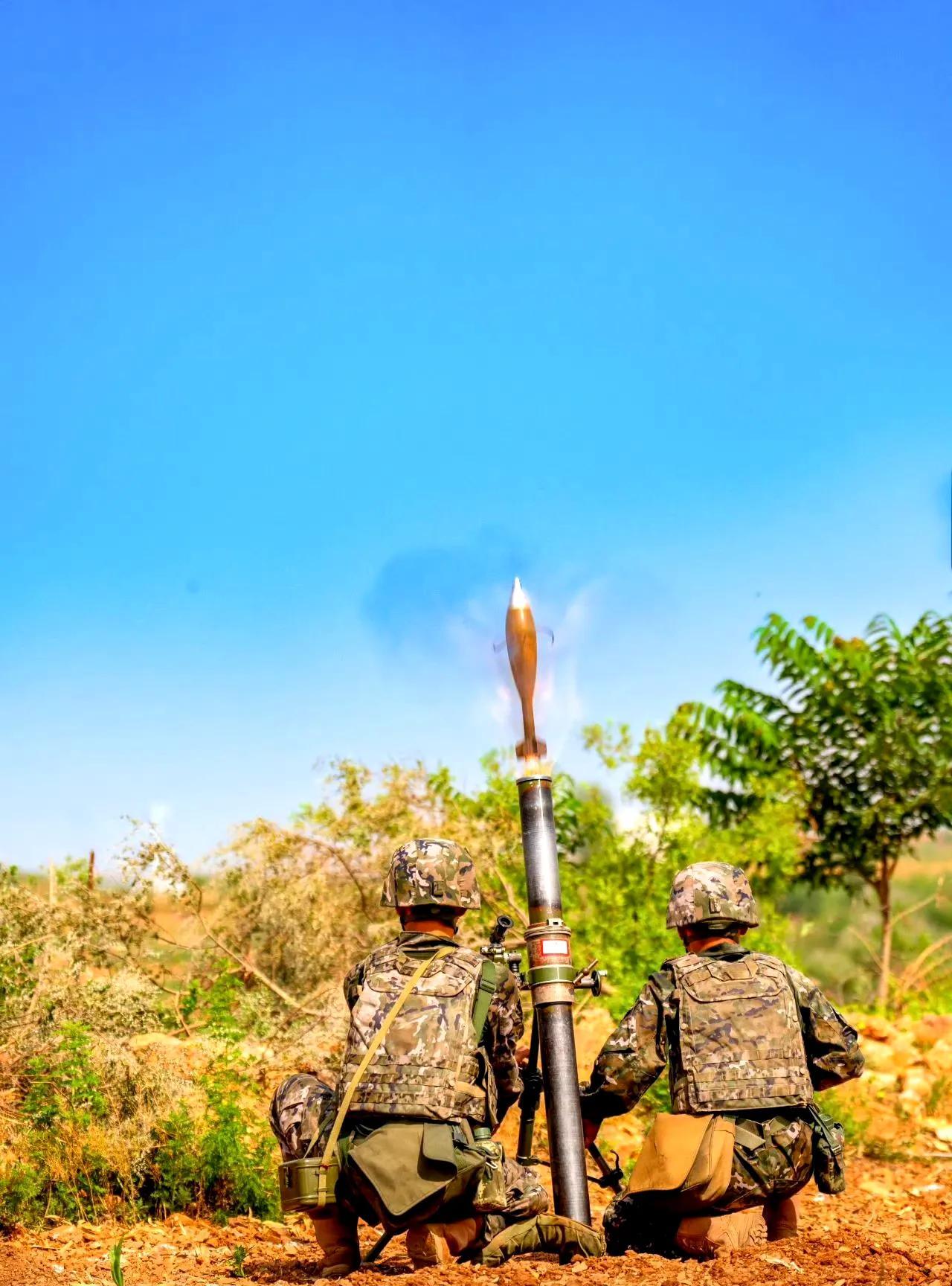 近日，武警第一机动总队某支队，组织官兵进行迫击炮实弹射击考核。（中国军号）