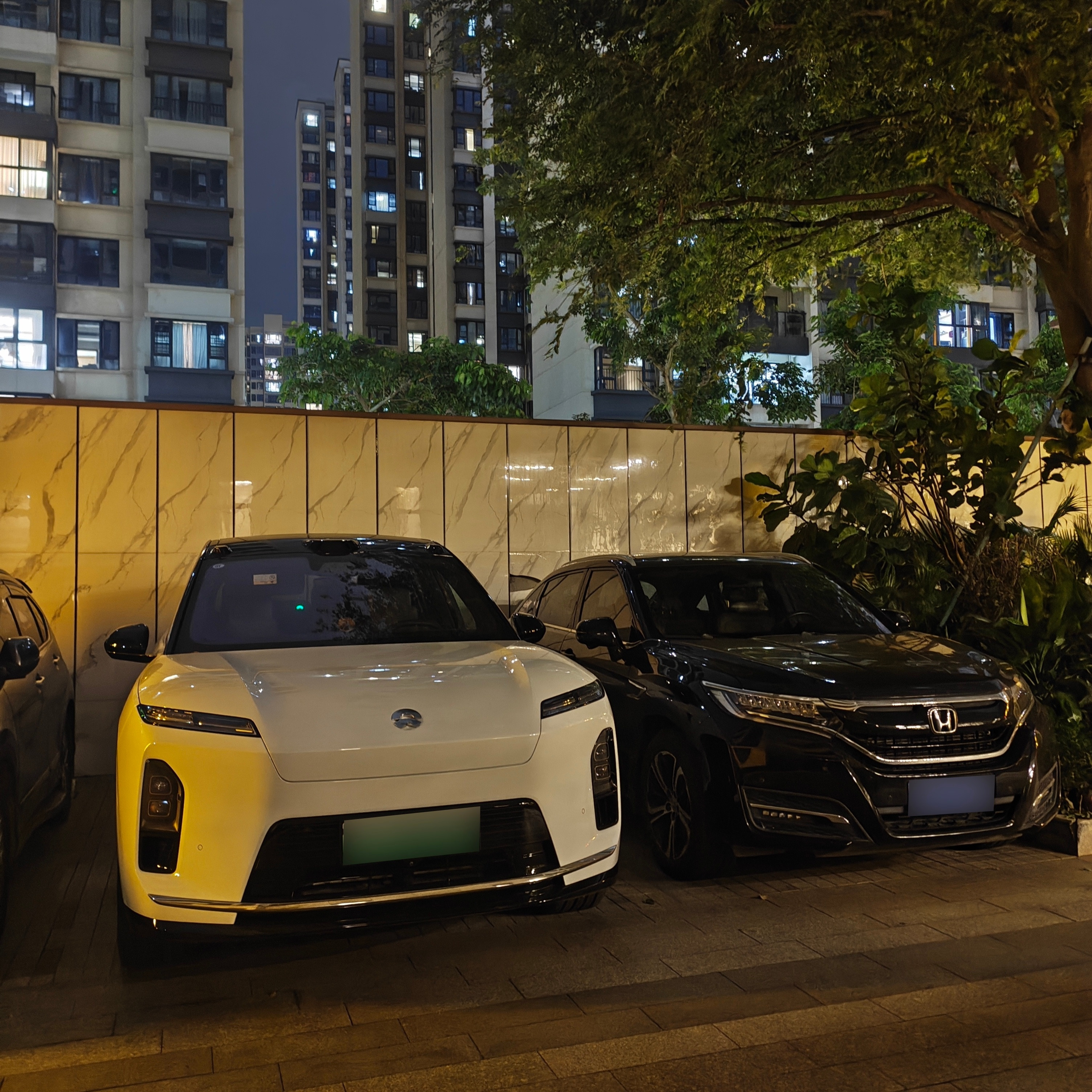 邻居新买的白色蔚来es8，相比起其他车好巨大啊这公区停车位真是委屈它了。摸了一