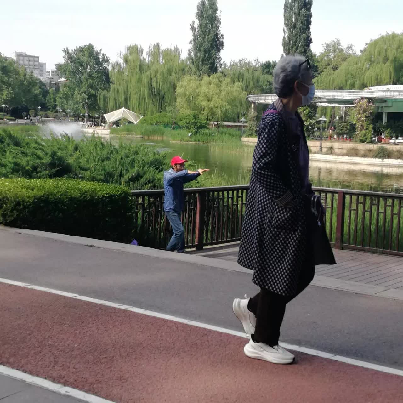 有人十分钟不到就办完的事，轮到父亲或母亲，早上吃完饭到中午十一点可能还没有办完整