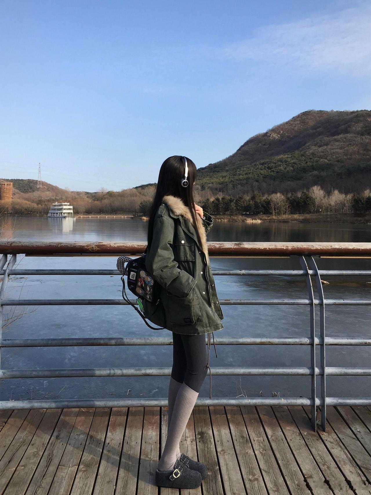 冬日湖畔漫步，耳机里的音乐伴我前行。