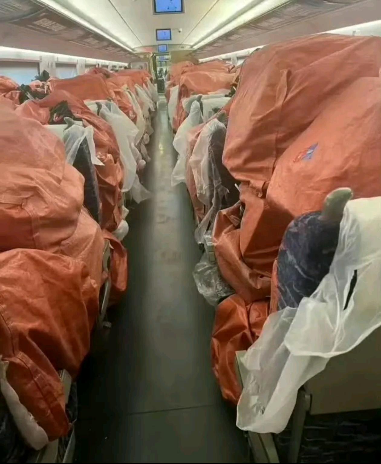 上次坐高铁不小心走错车厢了，不懂这节为什么没有坐人