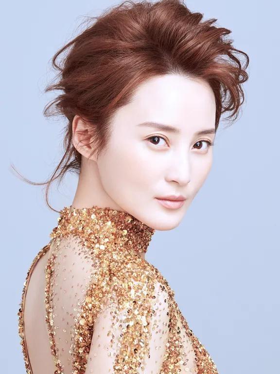 黄磊回忆当年往事。蒋勤勤踏入北电校园的第一天。全校学生都被惊动。他放下课堂直接