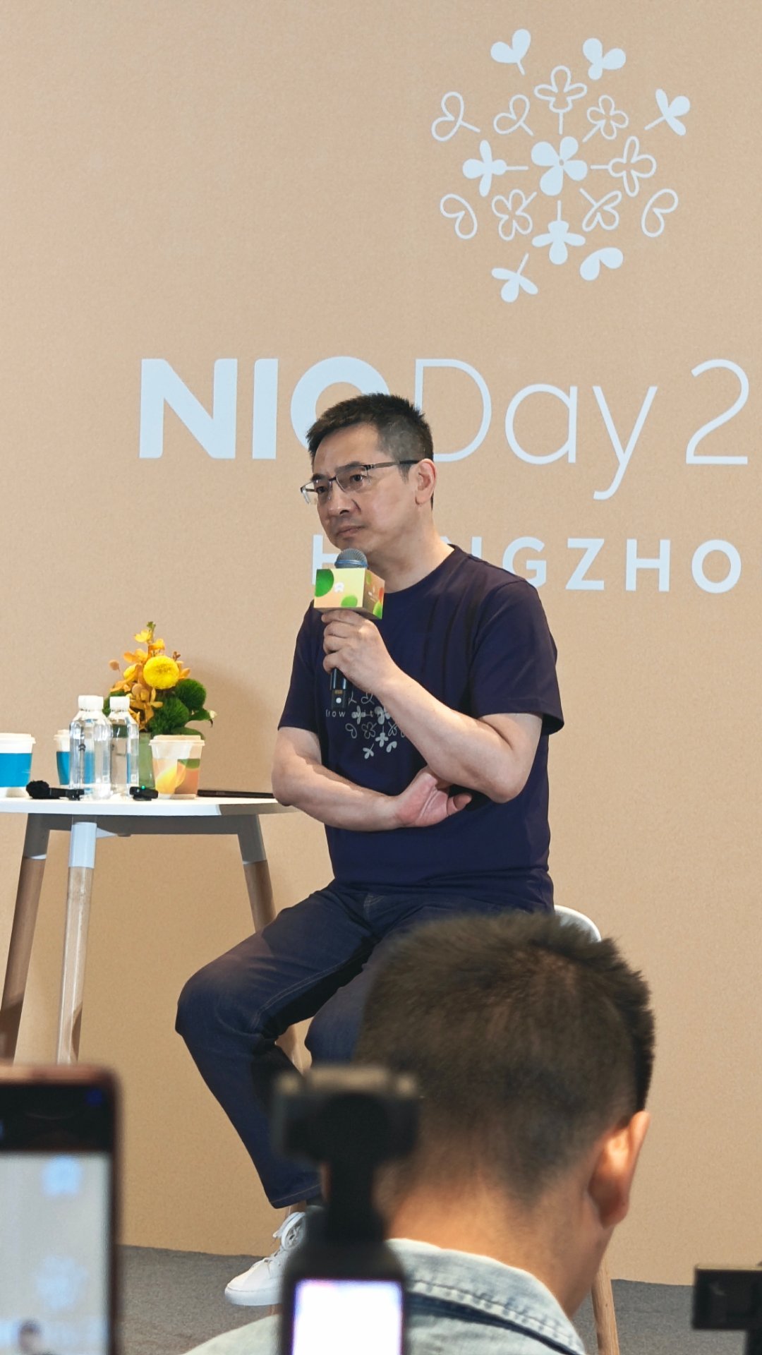 蔚来秦力洪：昨天我让家人在家锁单了，跟大家一起排队，老车卖了没车用现在。买车丰俭
