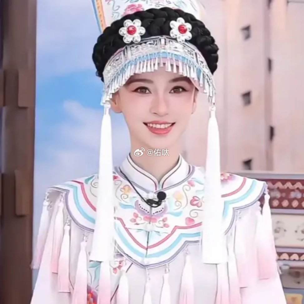 昔日8000万片酬，如今直播间卖力卖鞋，Angelababy真的无戏可拍只能带货？[惊恐]​